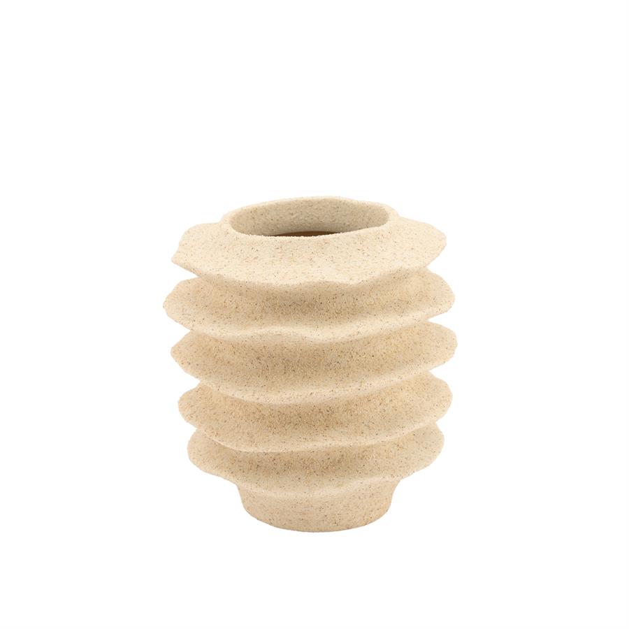 Vase Riva Small auf weißem Hintergrund, mit einer geschichteten, wellenförmigen Textur - By-Boo
