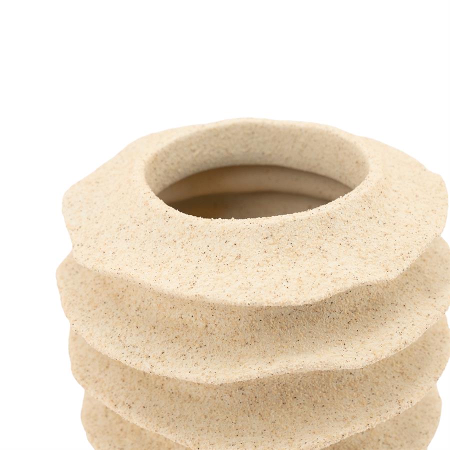 Detailaufnahme der Vase Riva Small mit sandfarbener, geriffelter Textur auf weißem Hintergrund - By-Boo