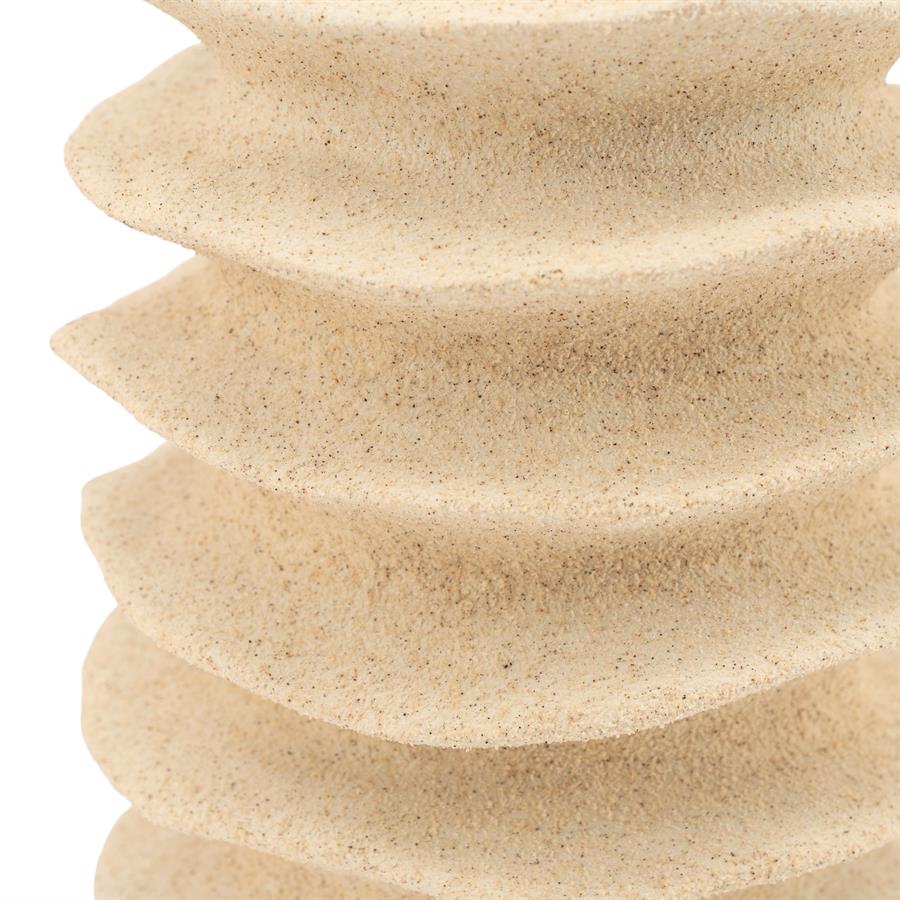 Nahaufnahme der Vase Riva Small mit einer sandfarbenen, gerippten Textur auf weißem Hintergrund - By-Boo