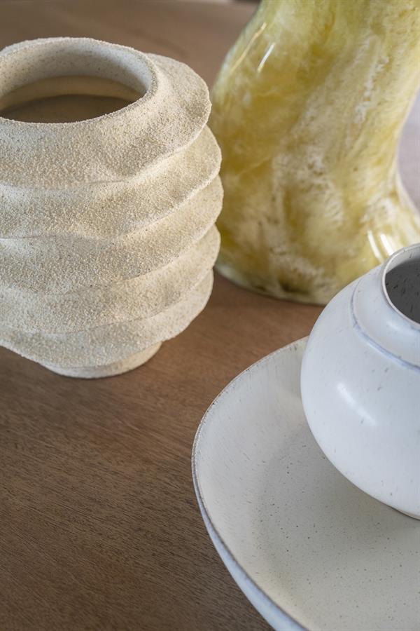 Nahaufnahme der Vase Riva Small, einer sandfarbenen Keramikvase mit Rillen, neben einer gelben Vase - By-Boo