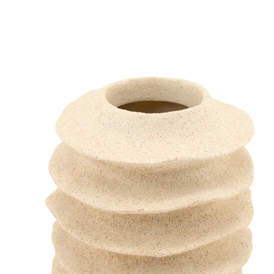 Nahaufnahme der Vase Riva Medium, mit der geriffelten Textur und Öffnung oben - By-Boo