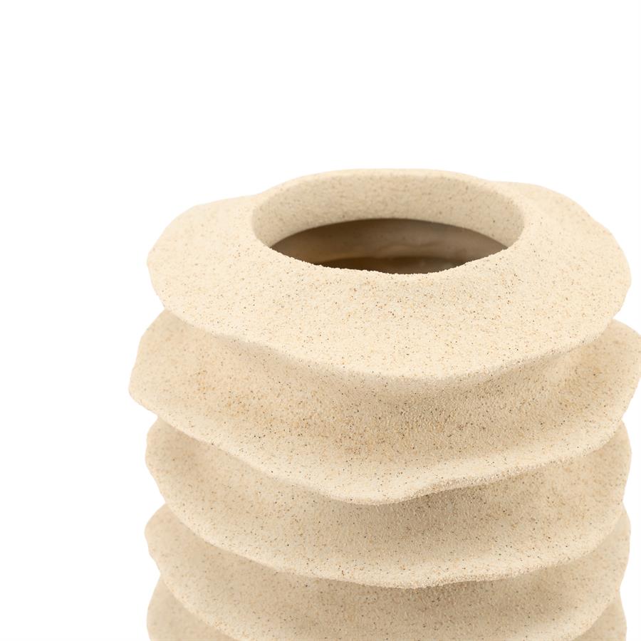 Nahaufnahme der Vase Riva Large auf weißem Hintergrund, mit der welligen Textur und Öffnung oben - By-Boo