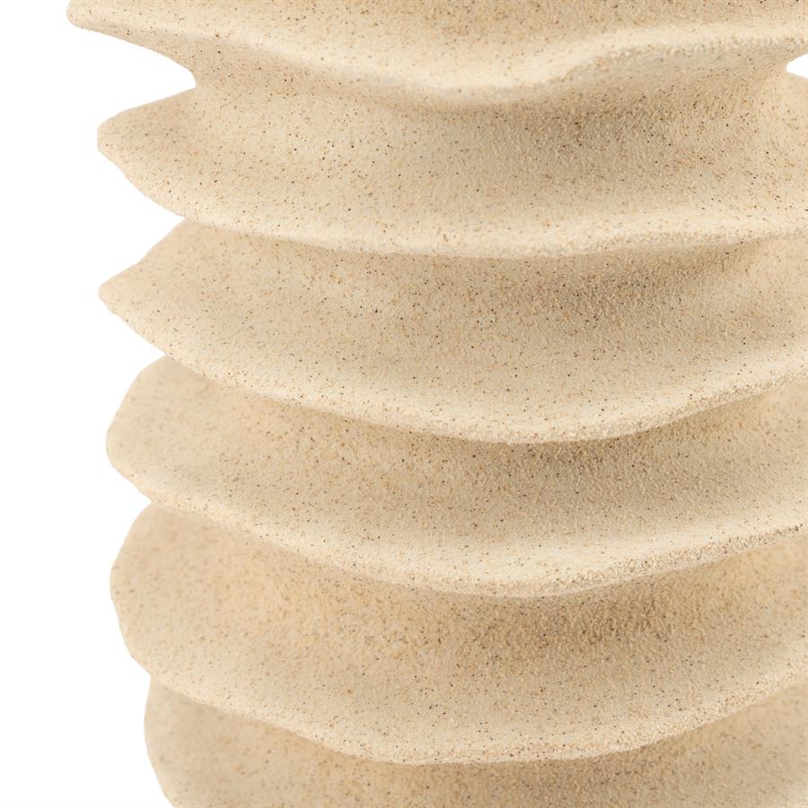 Nahaufnahme der Vase Riva Large mit einer sandfarbenen, geriffelten Textur auf weißem Hintergrund - By-Boo