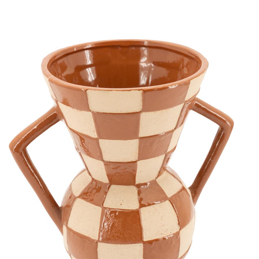 Nahaufnahme der Vase Blocsy 2 mit braunem und beigem Schachbrettmuster, auf weißem Hintergrund - By-Boo