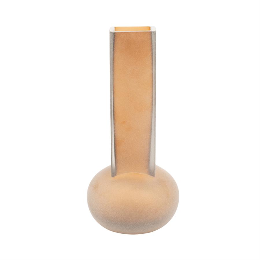 Eine Vase Vea 2 mit einem langen, schmalen Hals und rundem Boden auf weißem Hintergrund - By-Boo