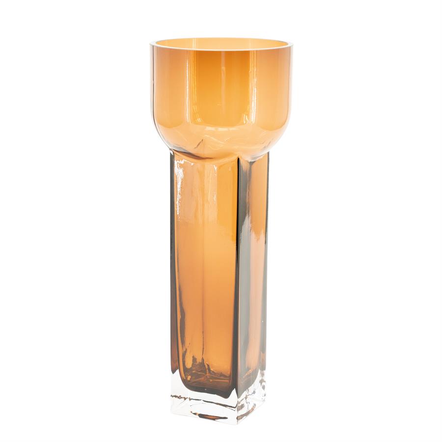 Die Vase Vea 3, eine hohe bernsteinfarbene Glasvase mit breiter Öffnung, steht auf weißem Hintergrund - By-Boo