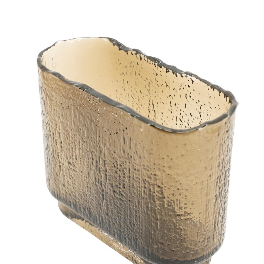 Nahaufnahme der Vase Fluence 1 mit strukturiertem Glas und unregelmäßigem Rand, auf weißem Hintergrund - By-Boo