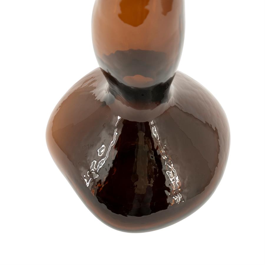 Detailaufnahme von Vase Suna 1 auf weißem Hintergrund, mit Fokus auf den glänzenden braunen Unterteil - By-Boo