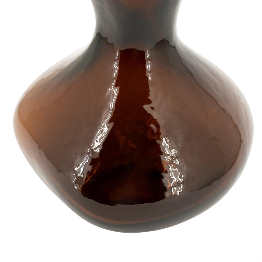 Detailaufnahme der Vase Suna 1 auf weißem Hintergrund, mit Fokus auf die glänzende braune Textur - By-Boo