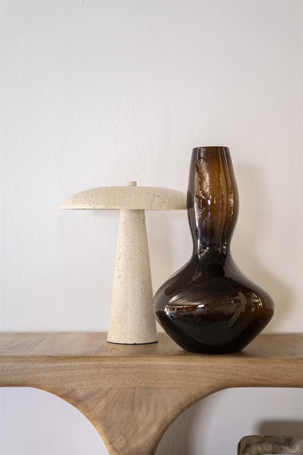 Vase Suna 1 und eine beige Lampe auf einem Holzregal vor einer weißen Wand - By-Boo