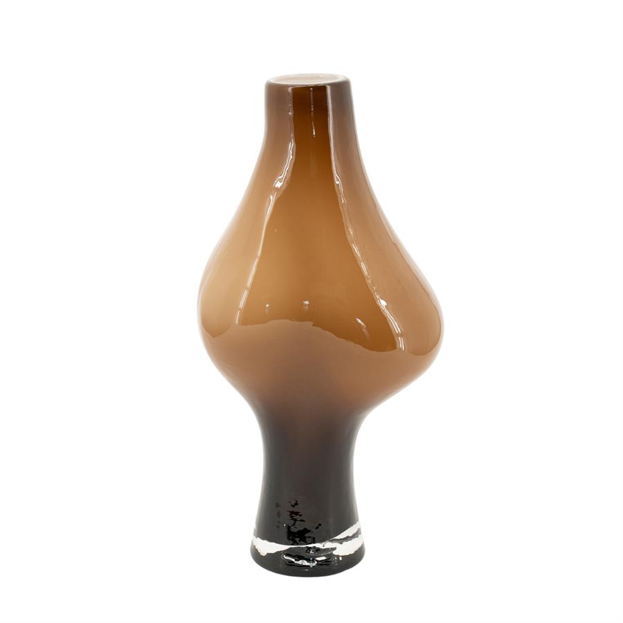 Vase Suna 2 auf weißem Hintergrund, mit einem braunen, bauchigen Glaskörper und einem dunklen Fuß - By-Boo