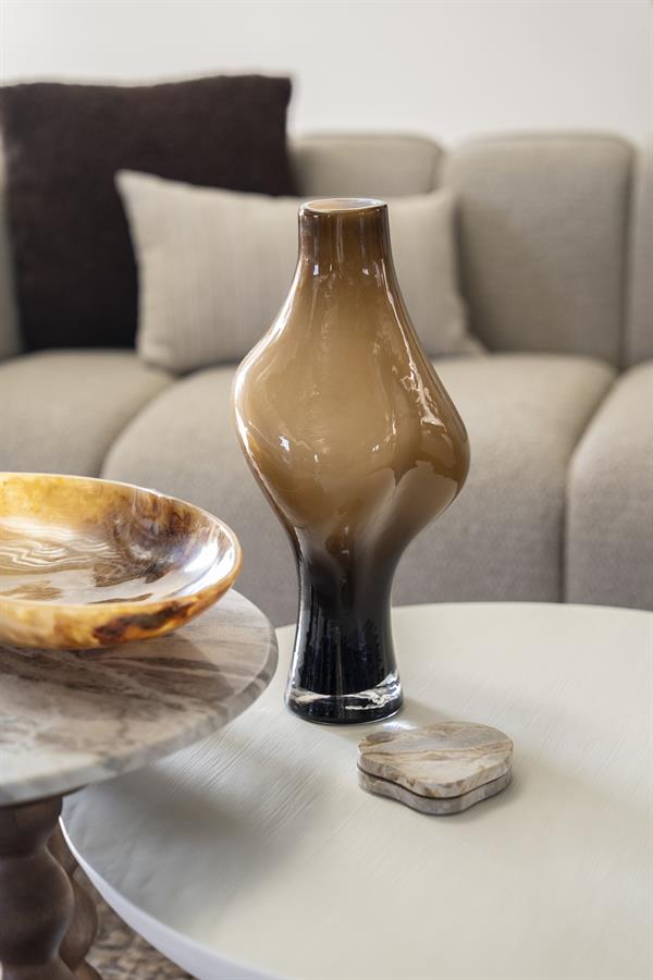 Vase Suna 2 auf einem Couchtisch, mit einer Schale und Untersetzern daneben und einem Sofa im Hintergrund - By-Boo