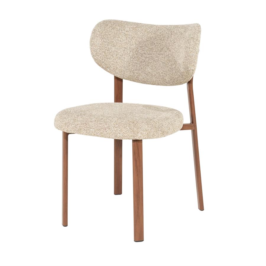 Stuhl Sedia von By-Boo, ein beigefarbener gepolsterter Stuhl mit Holzbeinen vor weißem Hintergrund