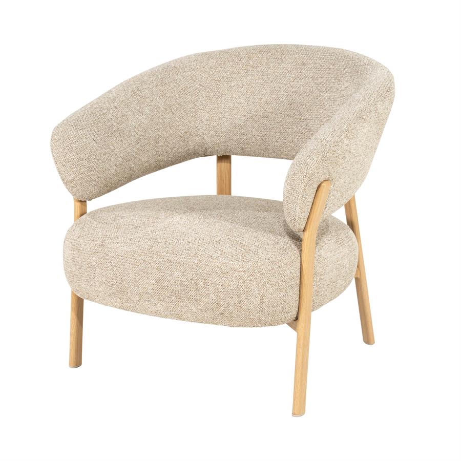 Sessel Sedia von By-Boo, ein beigefarbener Polstersessel mit Holzbeinen auf weißem Hintergrund