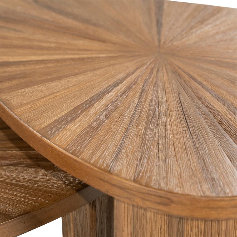 Detailaufnahme der Tala Tischplatten, mit dem einzigartigen sternförmigen Holzmaserung und den abgerundeten Kanten - By-Boo