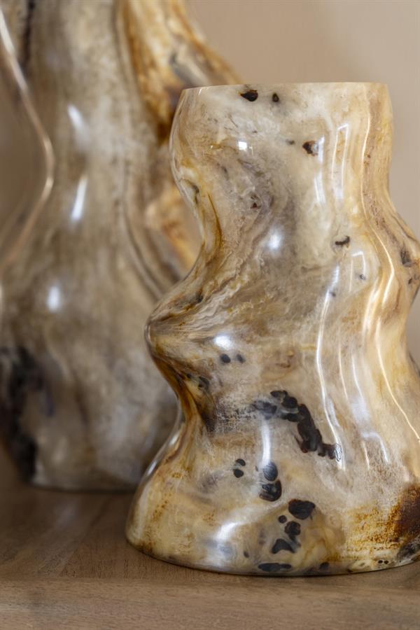 Nahaufnahme der Vase Stonea 1 mit einem gewellten Muster, stehend auf einem Holzuntergrund - By-Boo