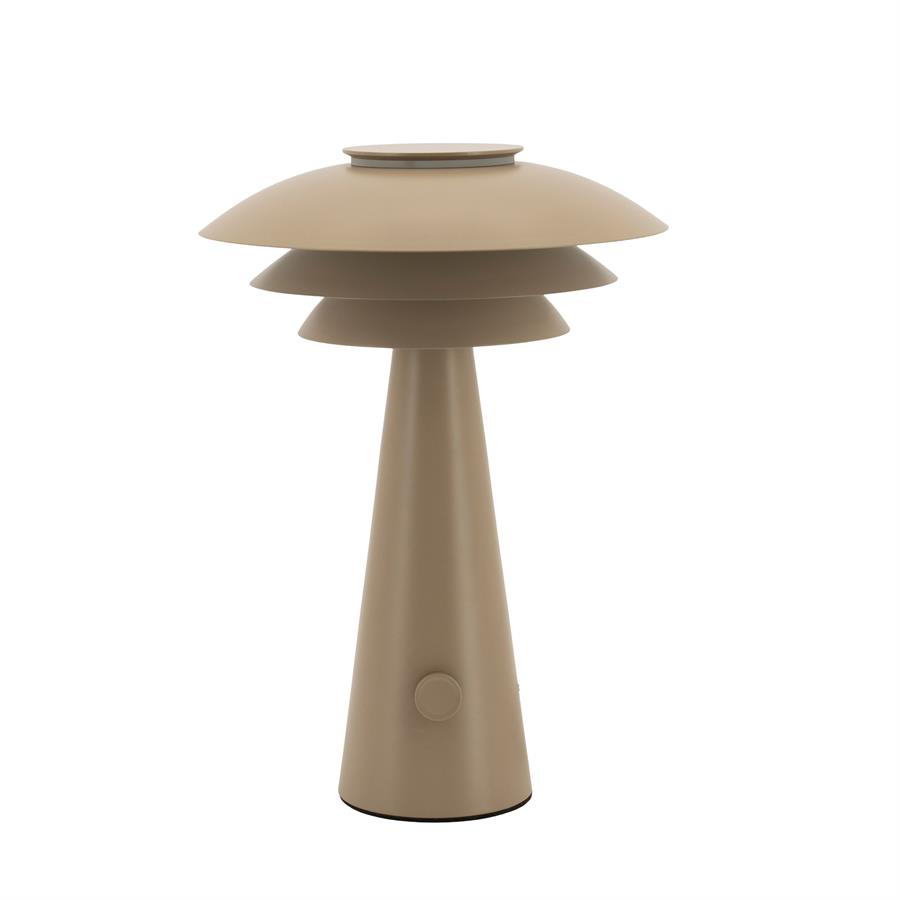 Die Lampe Tier von By-Boo, eine beige Tischlampe mit geschichtetem Schirm auf weißem Hintergrund