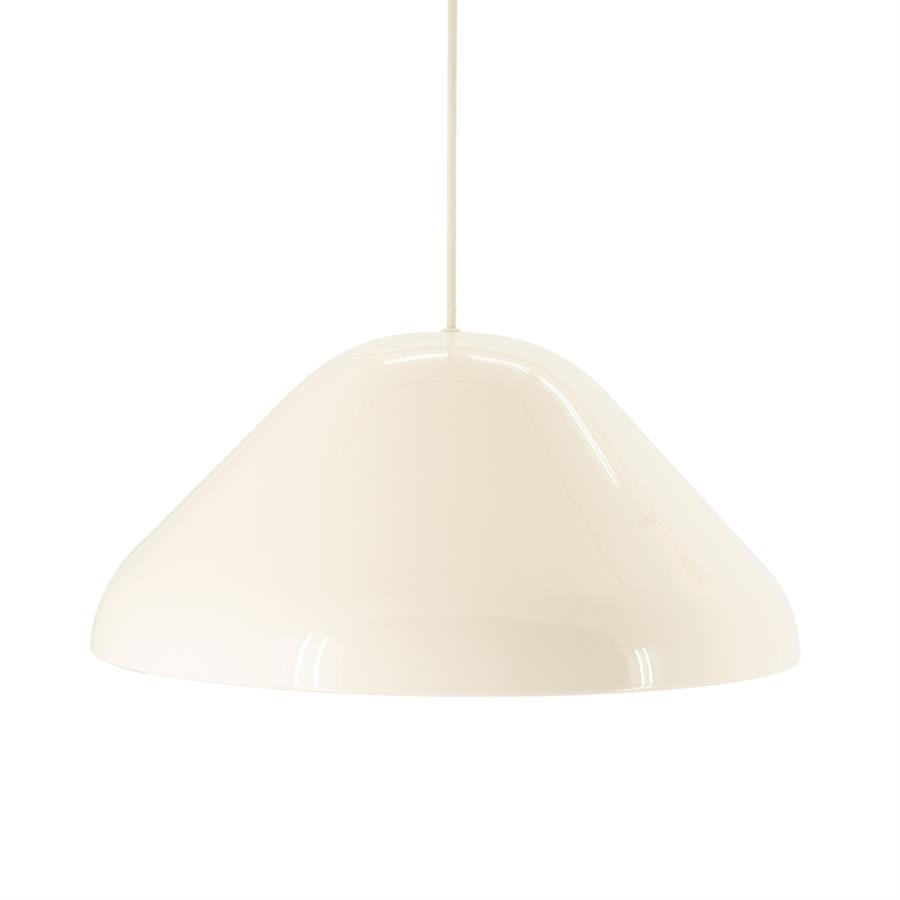 Hängeleuchte Puro Small Beige von By-Boo, ein beiger Lampenschirm mit glänzender Oberfläche, der an einem weißen Kabel vor einem weißen Hintergrund hängt