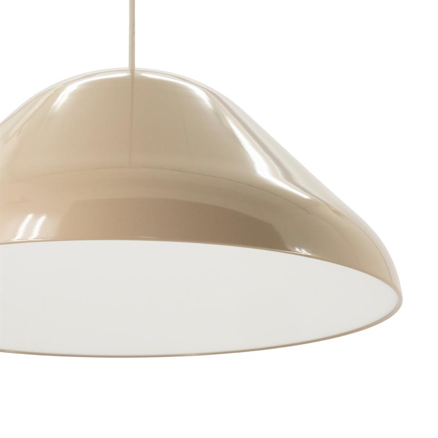 Detailaufnahme der Pendelleuchte Puro Large mit beigem Schirm und weißem Diffusor an der Unterseite - By-Boo