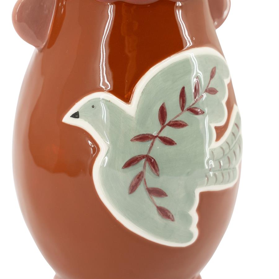 Detail der Vase Voglia, einer braunen Vase mit einer hellgrünen Taube und rotem Ast - By-Boo