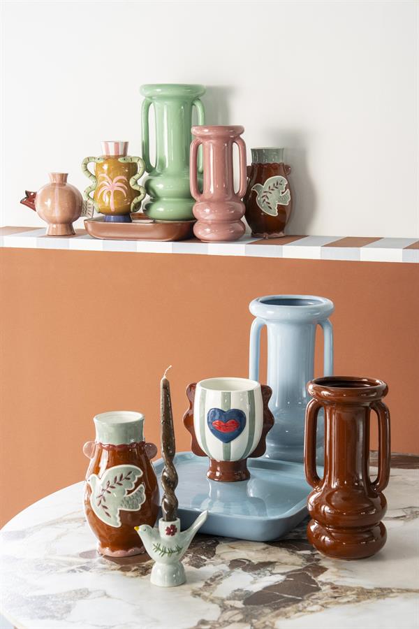 Die Vase Voglia steht auf einem Marmortisch, umgeben von anderen Vasen, einem Kerzenständer und einem Tablett - By-Boo