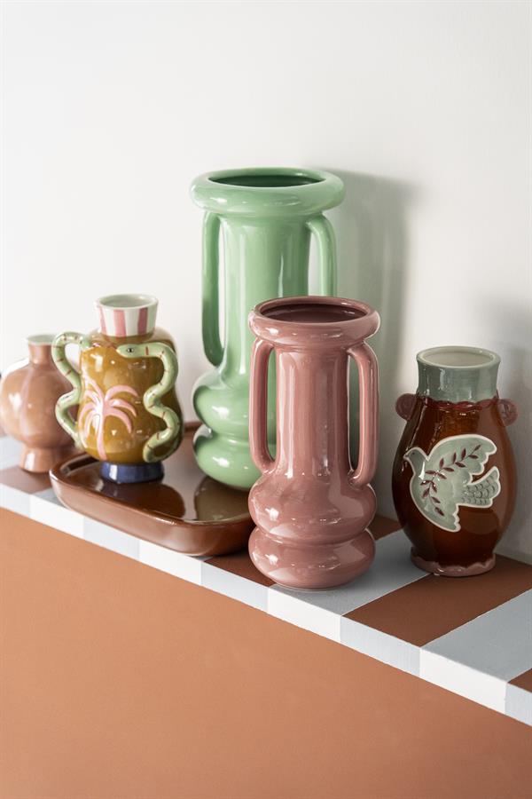 Die Vase Voglia in Rosa steht auf einem Regal zwischen anderen bunten Vasen, vor einem weißen Hintergrund - By-Boo
