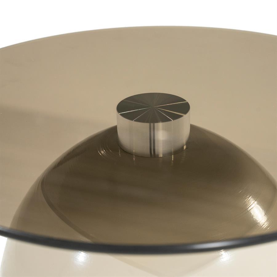 Nahaufnahme des Beistelltisch Irona Beige, mit Fokus auf die Oberseite und das Metalldetail - By-Boo