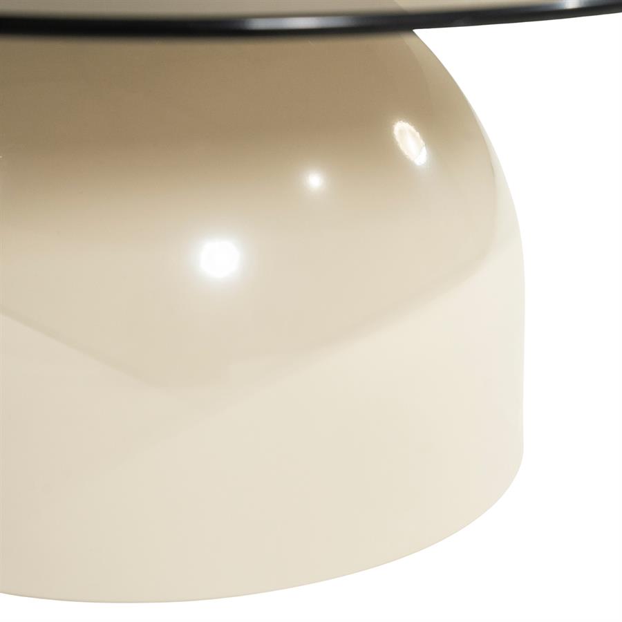 Detailaufnahme des glänzenden beigen Fußes des Beistelltisches Irona Beige auf weißem Hintergrund - By-Boo