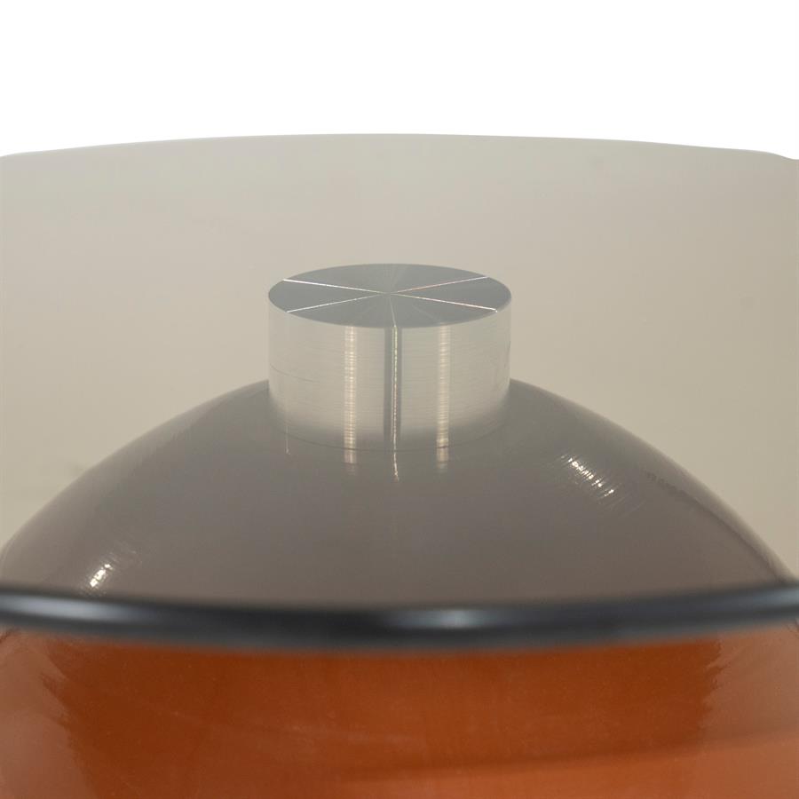 Nahaufnahme der Oberseite des Beistelltischs Irona Caramel, mit einem silberfarbenen Detail und einer glänzenden Oberfläche - By-Boo