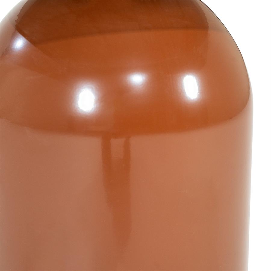 Detailaufnahme des Beistelltisch Irona Caramel, mit der glänzenden, braunen Oberfläche und Lichtreflexionen - By-Boo