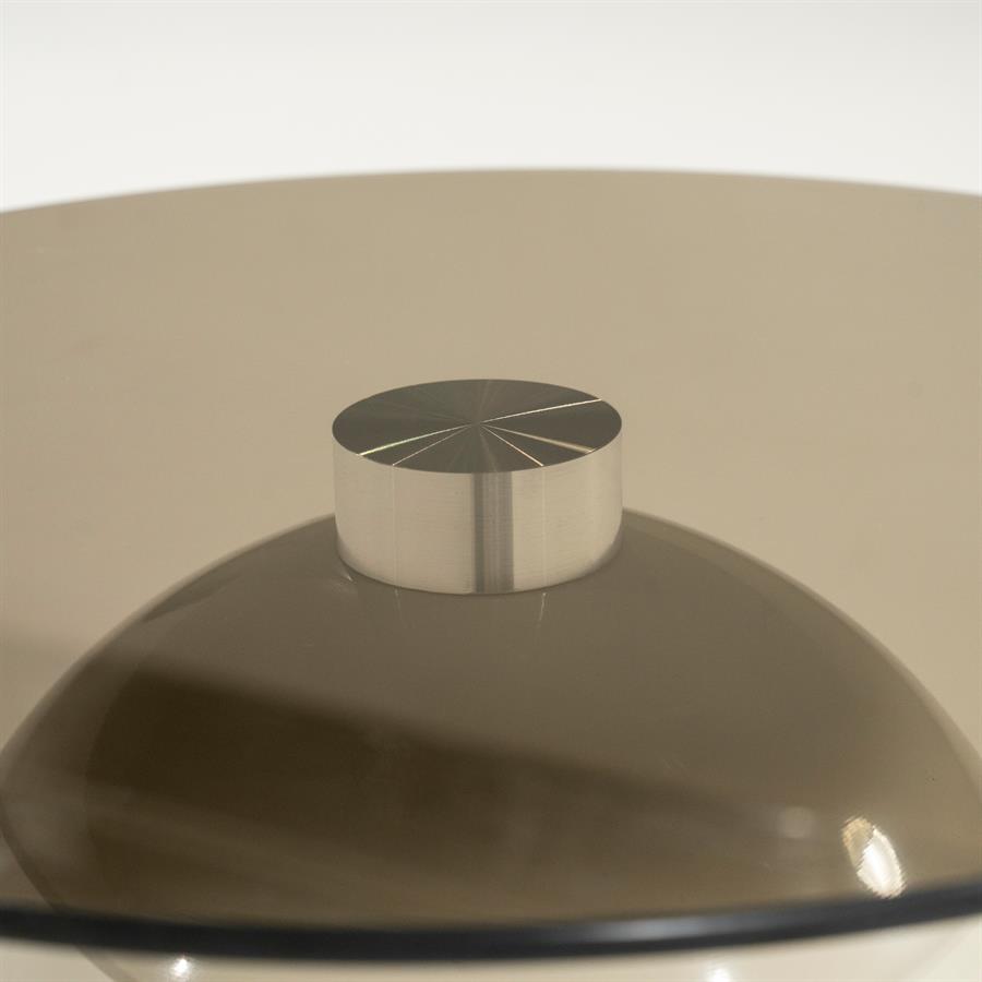 Detailaufnahme des Couchtisch Irona Small Beige mit einer Metallverbindung und Glasplatte - By-Boo