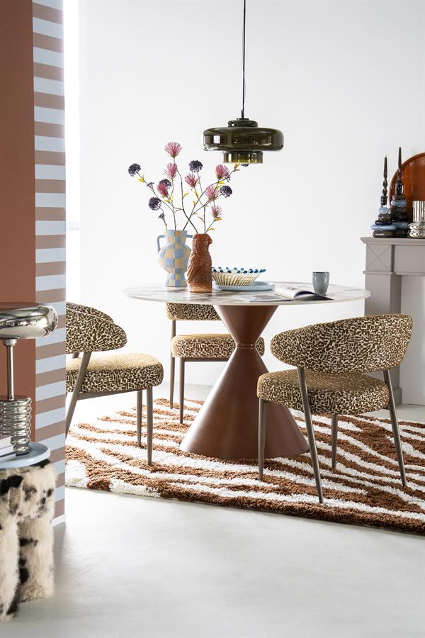 Esstisch Roka in einem modernen Interieur mit Stühlen im Animal-Print und gestreiftem Teppich - By-Boo