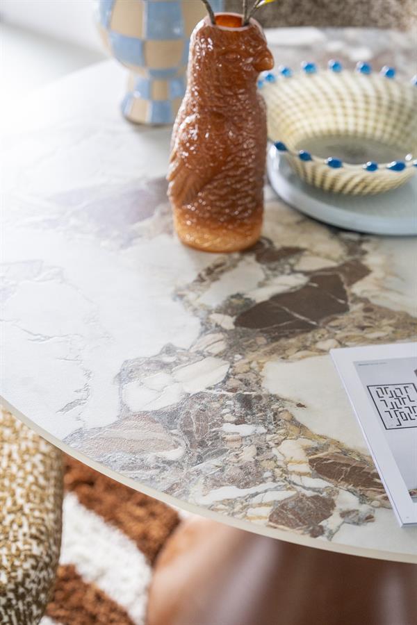 Detail der Marmor-Tischplatte vom Esstisch Roka mit Dekoration und einer Zeitschrift - By-Boo