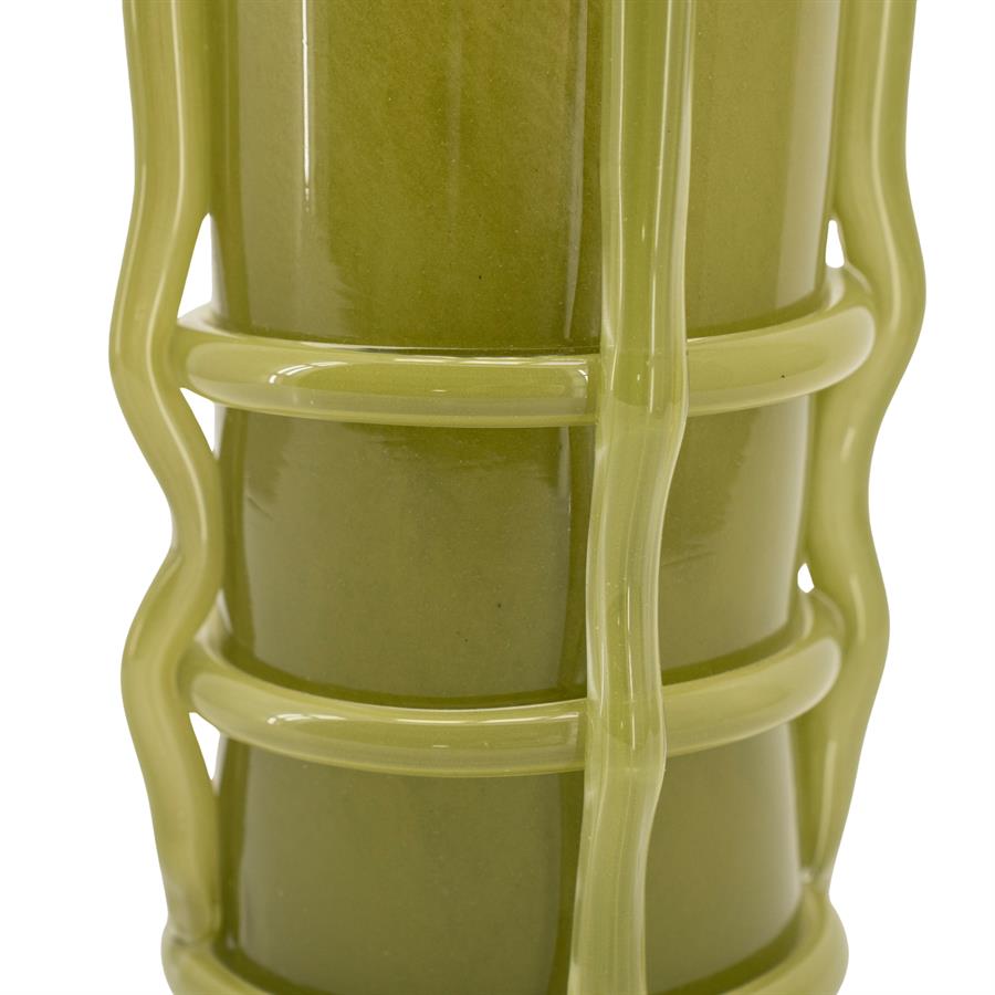 Detailaufnahme der Vase WrapIt Small, mit der umwickelnden, gerippten Struktur in einem hellen Olivgrün - By-Boo
