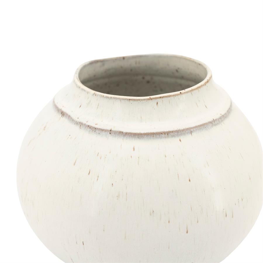 Nahaufnahme der Vase Bolla auf weißem Hintergrund, mit Fokus auf die Öffnung und Textur - By-Boo