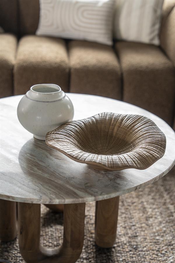Die Vase Bolla steht auf einem Marmor-Couchtisch, mit einer dekorativen Schale daneben und einem Sofa im Hintergrund - By-Boo