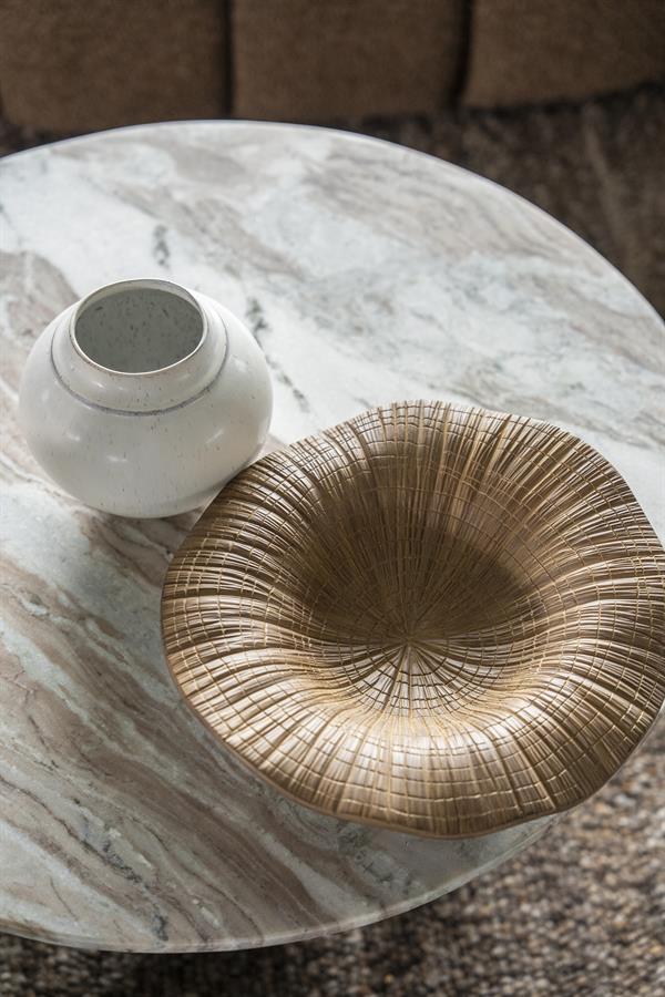 Vase Bolla und goldene Schale auf einem runden Marmor-Couchtisch, aus erhöhter Perspektive - By-Boo