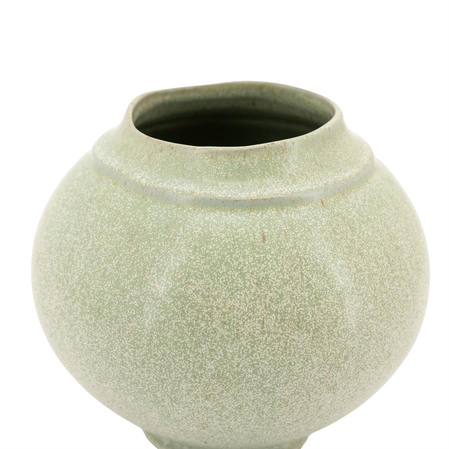 Nahaufnahme der Vase Bolla, einer hellgrünen Kugelvase mit geripptem Hals, auf weißem Hintergrund - By-Boo