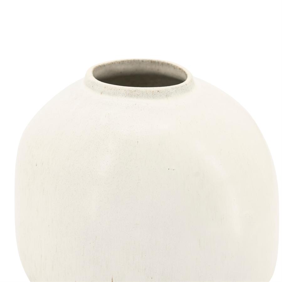 Detailaufnahme der Vase Rocca Small, einer cremefarbenen Vase mit schmaler Öffnung, vor weißem Hintergrund - By-Boo
