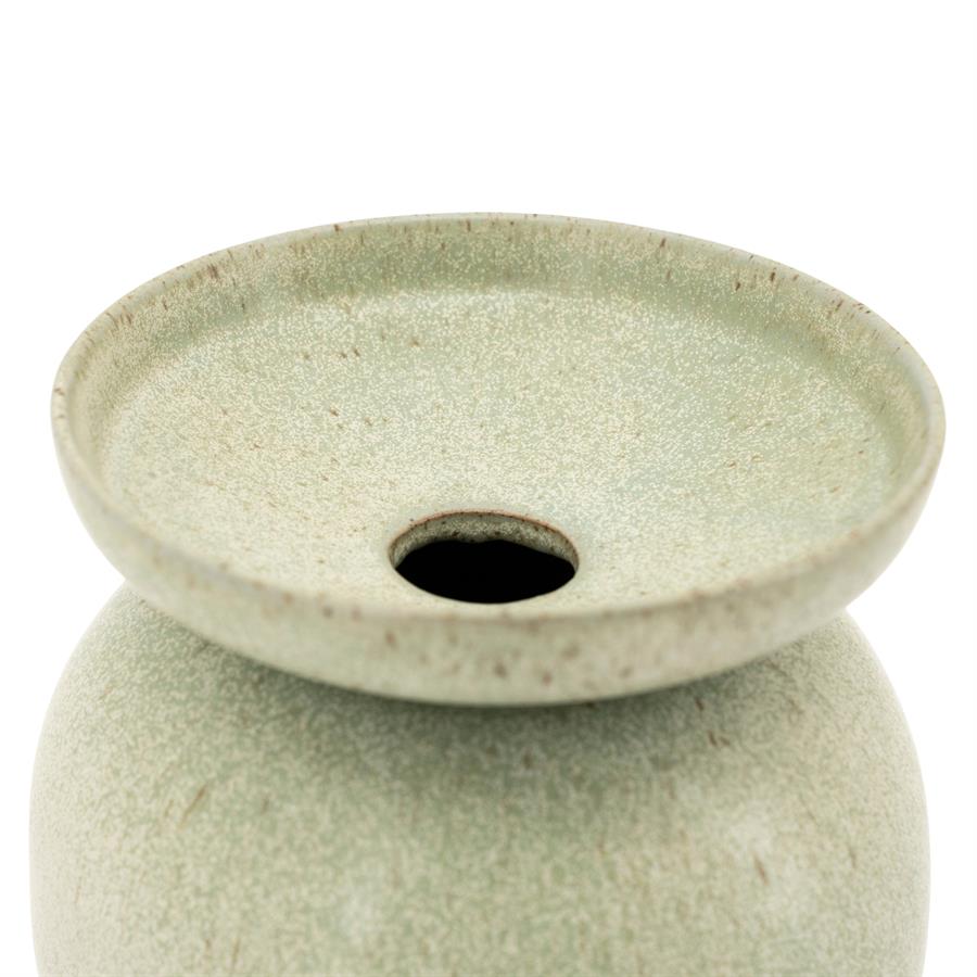 Nahaufnahme der Vase Etera Small auf weißem Hintergrund, mit Fokus auf die Öffnung - By-Boo