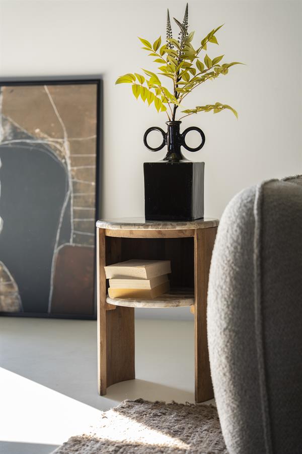 Tisch Marbelon in einem hellen Wohnzimmer mit einem abstrakten Gemälde und einer Vase mit Zweigen - By-Boo