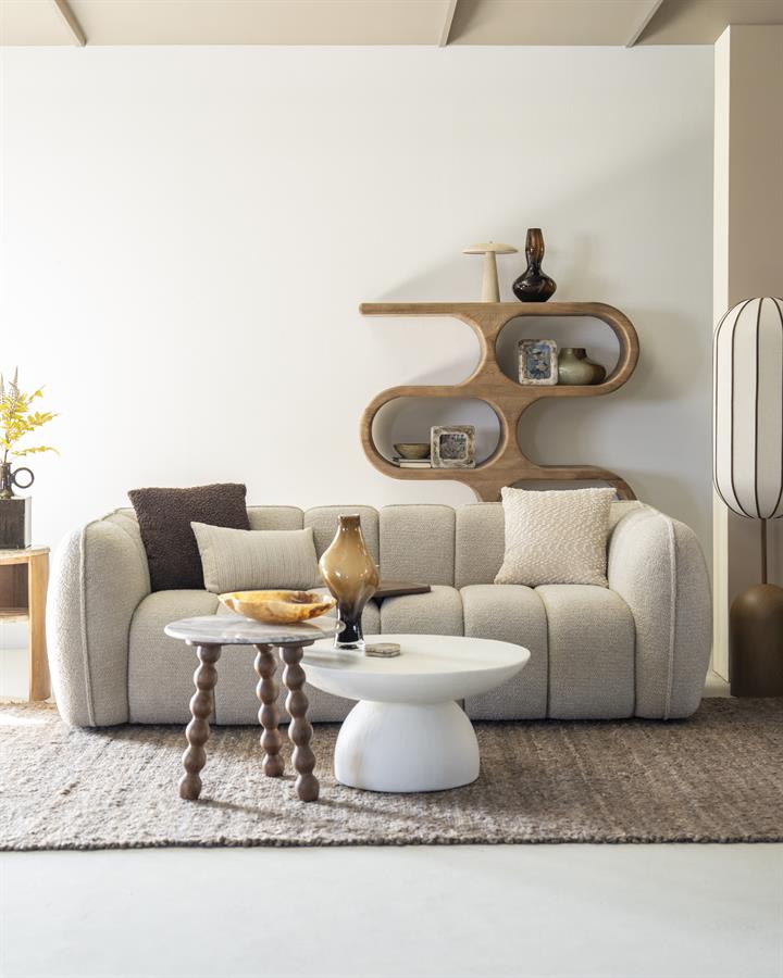Schrank Esu in einem hellen Wohnzimmer mit einem Sofa, Beistelltischen und einem Teppich - By-Boo