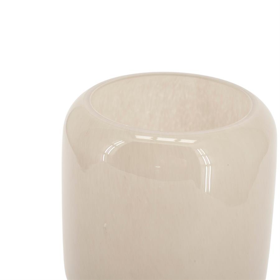 Nahaufnahme der Vase Solenne Small auf weißem Hintergrund, mit Fokus auf die Öffnung und den Glanz - By-Boo