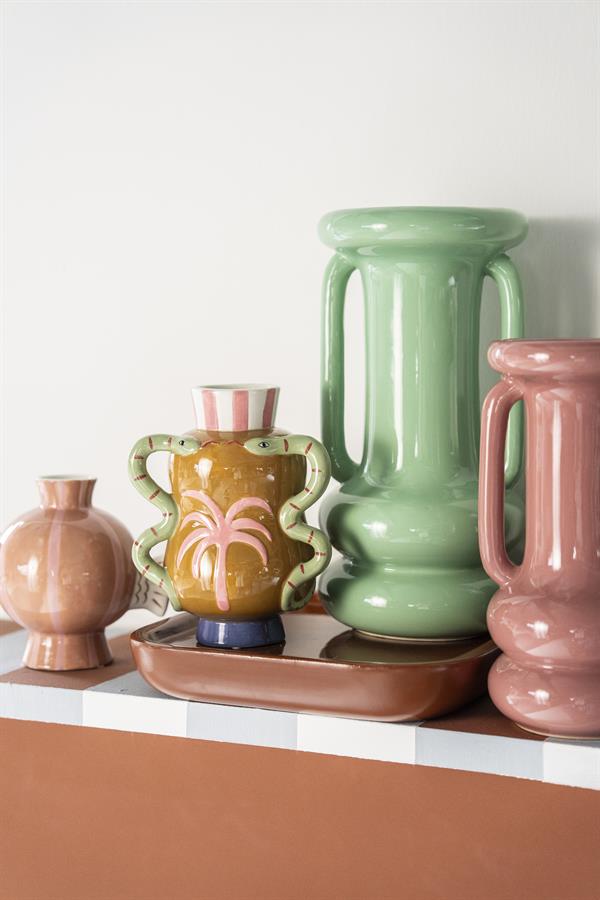 Die Vase Oorah Large Mint steht rechts der Mitte auf einer braunen Schale, umgeben von anderen Vasen - By-Boo