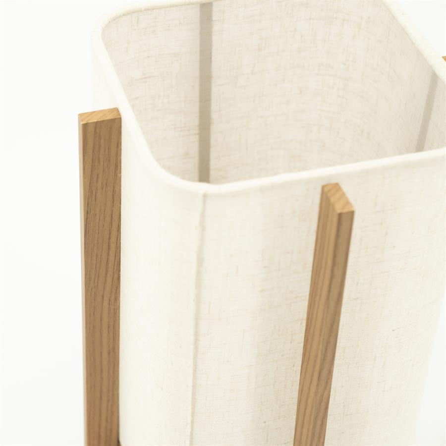 Detailaufnahme des hellen Stoffschirms der Tischleuchte Atelier Small mit Holzrahmen - By-Boo