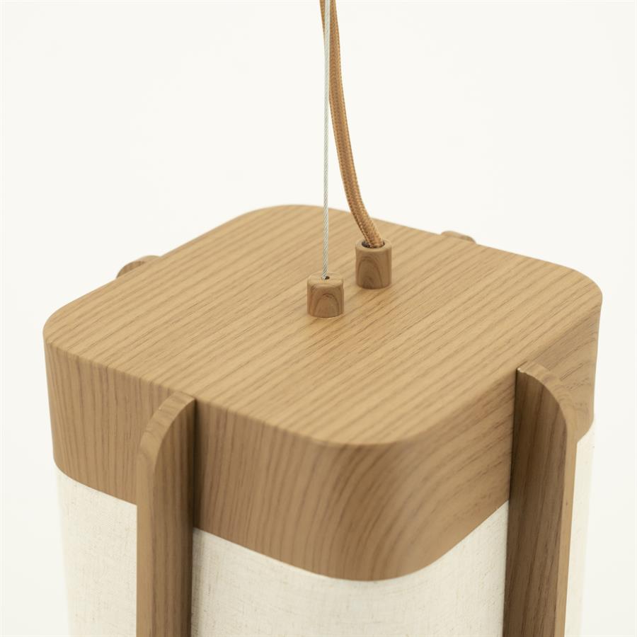 Nahaufnahme der Hängeleuchte Atelier Small, mit Holzdetails und einem Stoffschirm auf weißem Hintergrund - By-Boo