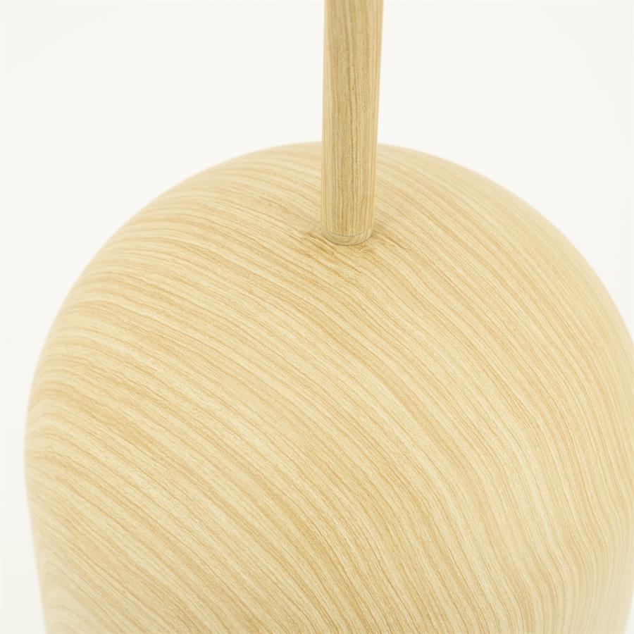 Detail der Stehlampe Cocoon mit einer Nahaufnahme des hellbraunen Holzschirms und Stiels - By-Boo
