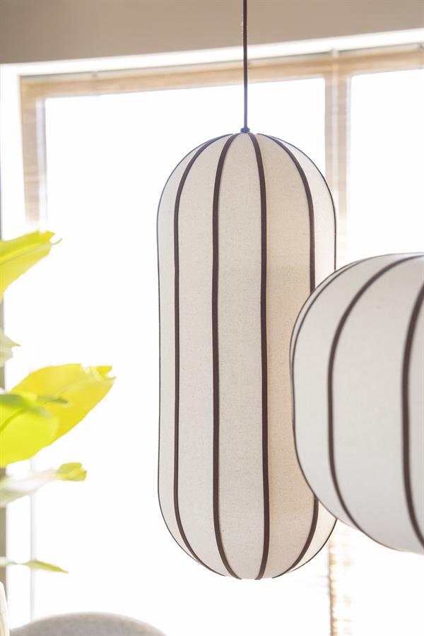 Nahaufnahme von zwei Hängeleuchte Cocoon 1 Lampen mit vertikalen Streifen, die vor einem Fenster hängen - By-Boo