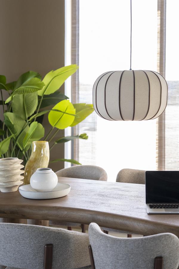 Hängeleuchte Cocoon 2 in einem hellen Esszimmer mit Holztisch, Stühlen und grünen Pflanzen - By-Boo