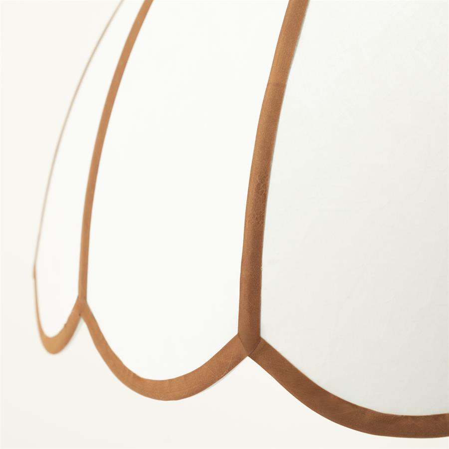 Nahaufnahme der Lampe Retta Large, mit den braunen, gewellten Rändern vor weißem Hintergrund - By-Boo